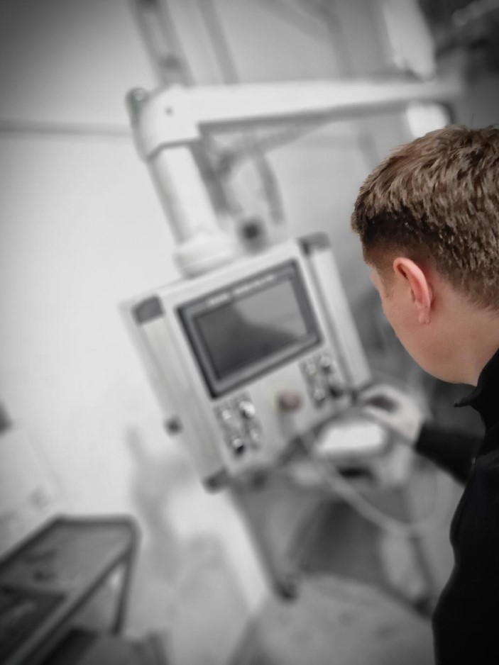 Retrofit-Arbeit an einer Maschinenbedienung mit HMI und Automatisierungstechnik