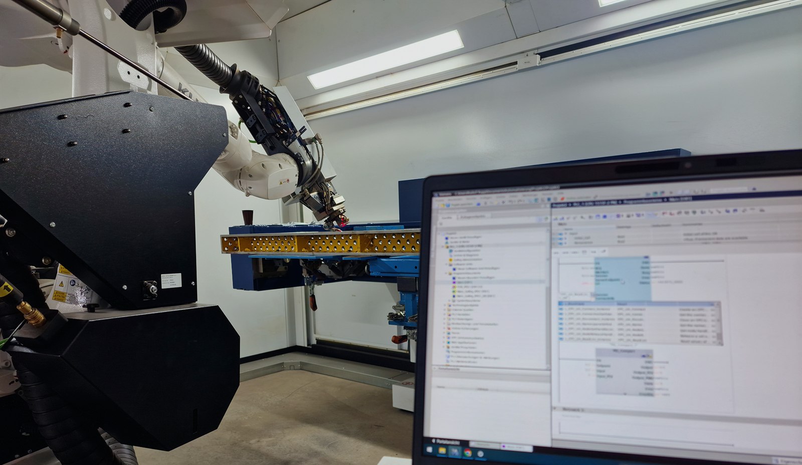 Roboterzelle mit Engineering-Laptop und SPS-Programmierumgebung